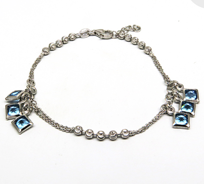 pulsera con bolitas facetadas y dijes piedra celeste