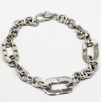 pulsera eslabones ovalados, con detalles de cruces