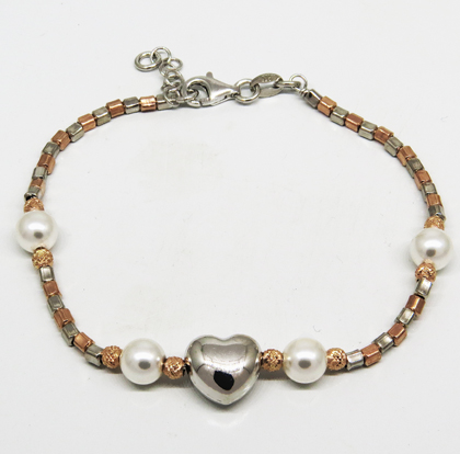 pulsera canutillos perlas, blanca y rosada, corazon en el centro