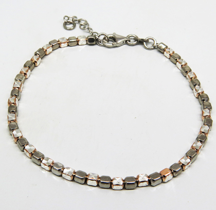 pulsera canutillos facetados con detalles rosados