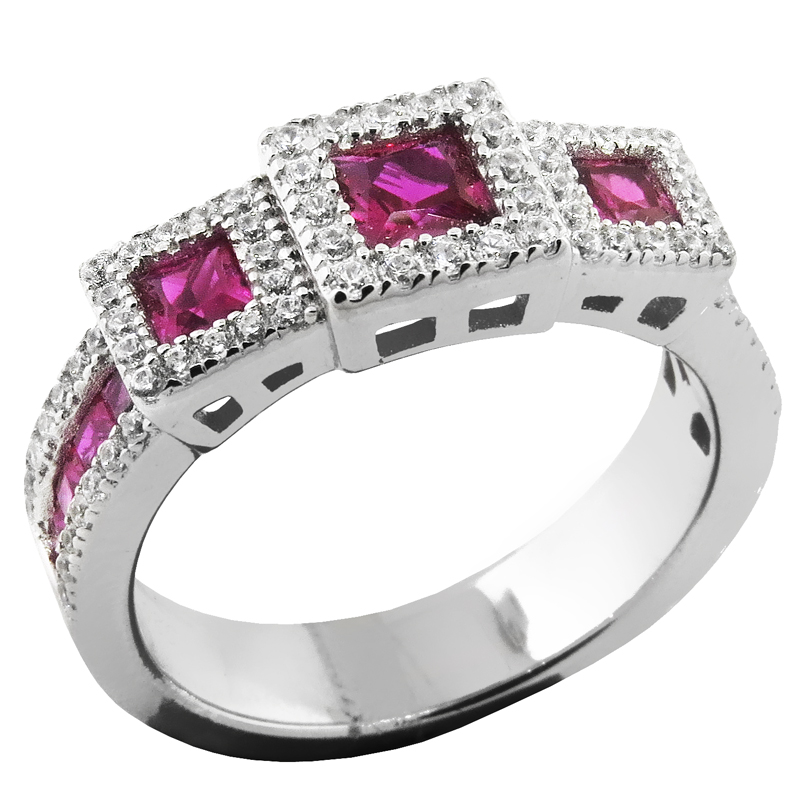 Anillo tipo solitario, triple piedra, carre color fucsia, y piedras blancas