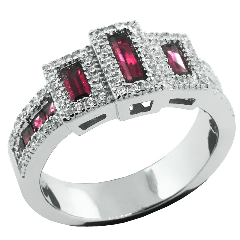 Anillo tipo solitario, triple piedra baguette fucsia, y piedras blancas