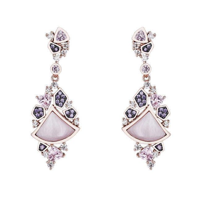 Par aros largos colgantes rosados , de piedras blancas, rosadas y violetas, con movimiento
