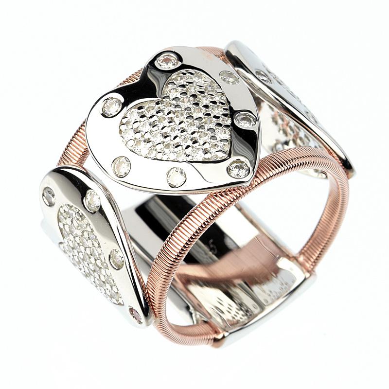 Anillo linea premium, tres corazones grandes de piedras blancas e hilo retorcido rosado