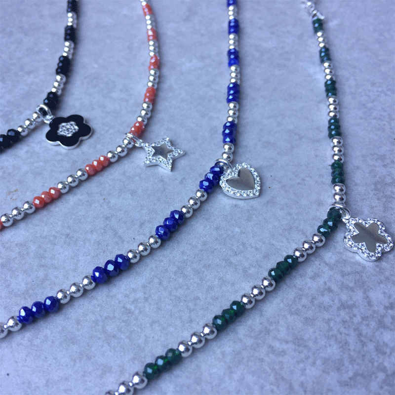 Pulsera piedras azules y bolitas, con corazon con piedras blancas