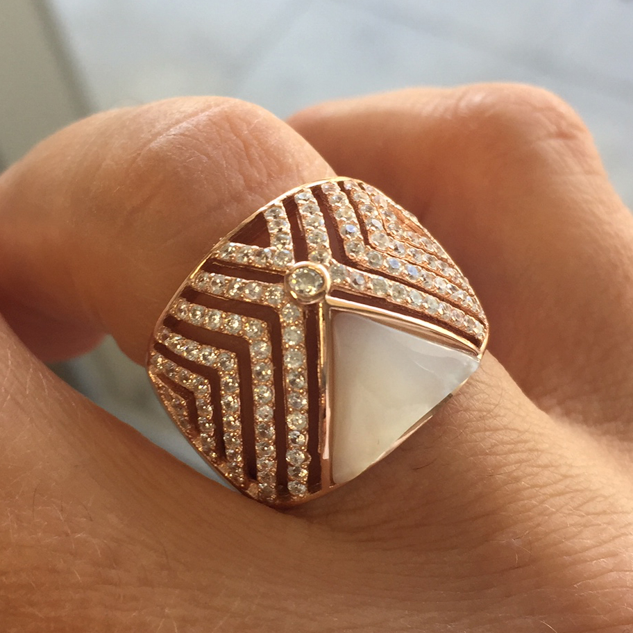Anillo tiras de piedras enfrentadas y nacar central, rosado