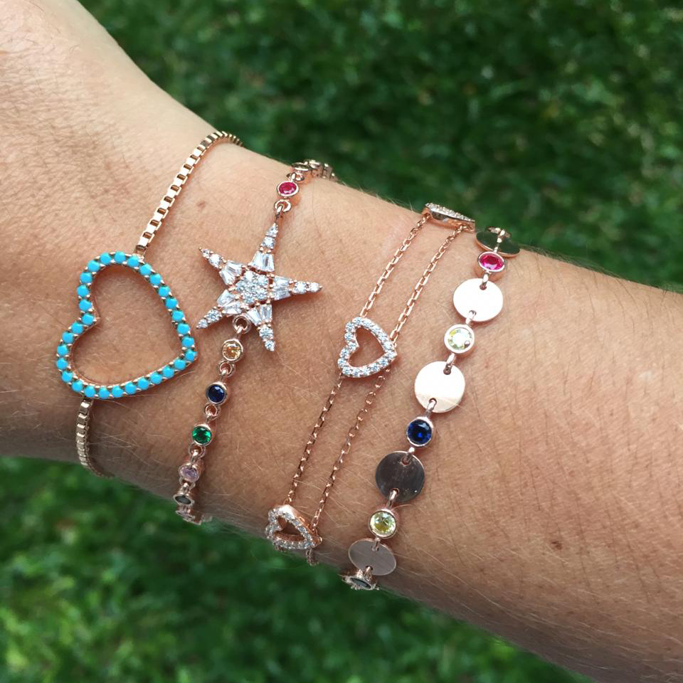 Pulsera doble cadenita, corazones, rosados, piedras blancas