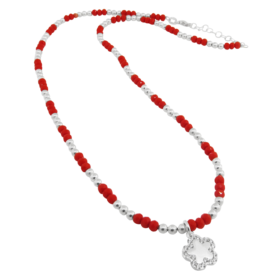 Gargantilla de piedritas rojas y bolitas, con dije flor con piedras