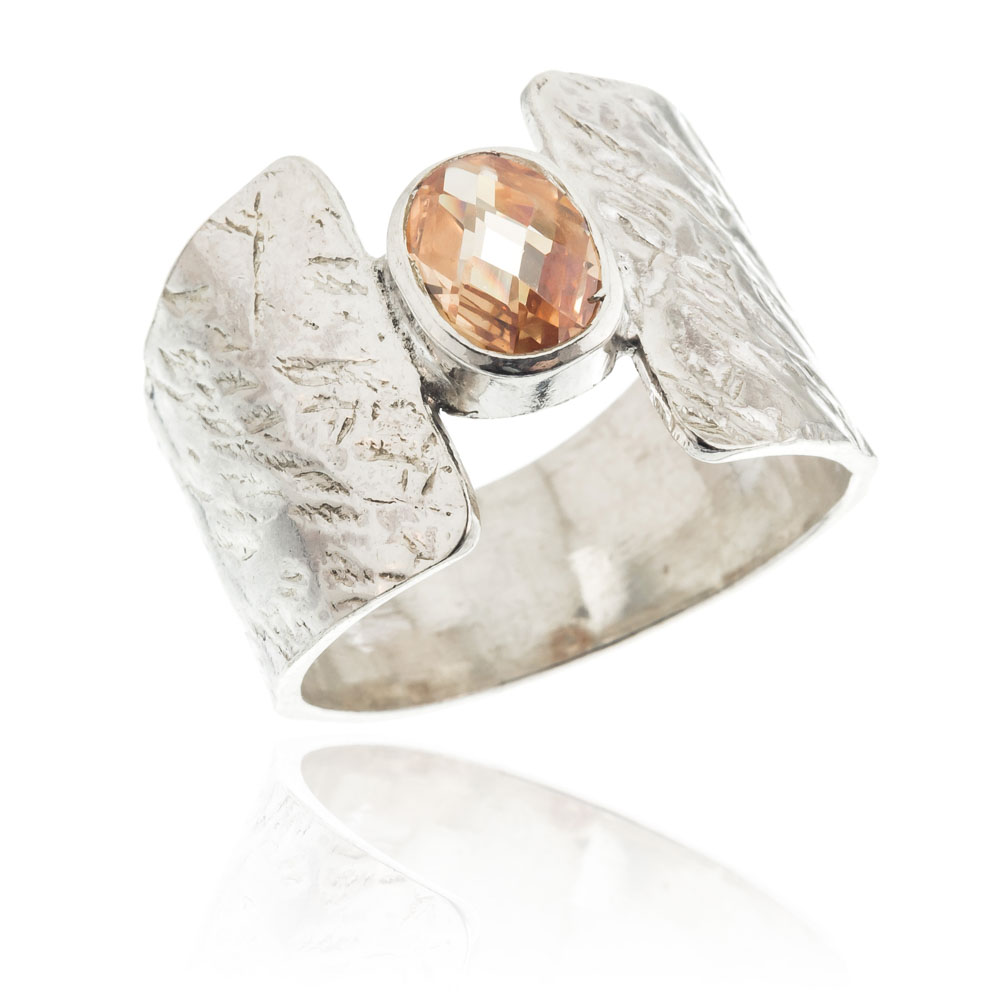 Anillo con piedra ovalada central color champagne