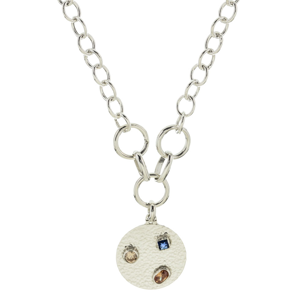 Gargantilla eslabonada con medalla redonda, picada, con piedras. ( Varias combinaciones, precio x 45 cm )