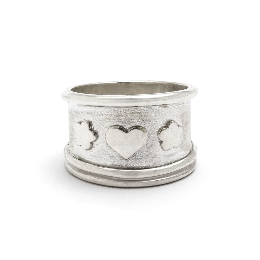 Anillo flores y corazon