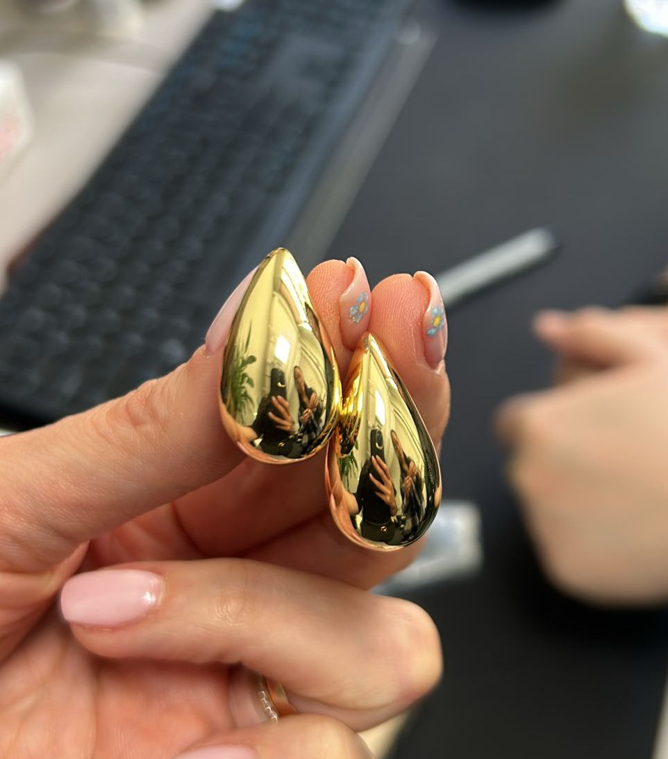 Par aros drop medianos dorados. Tamaño : 14.5 x 25mm