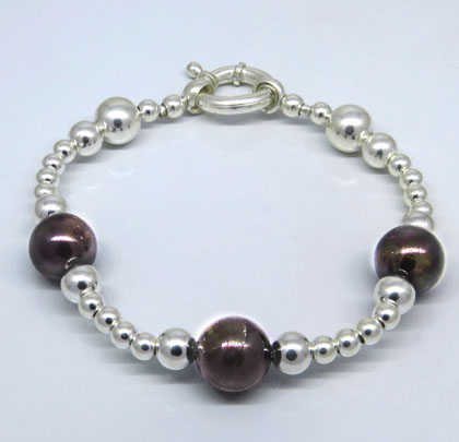 pulsera bolitas y piedras marrones