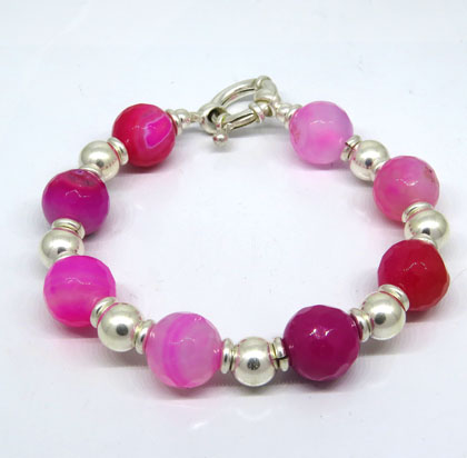 Pulsera con bolitas y piedras fucsia, cierre marinero