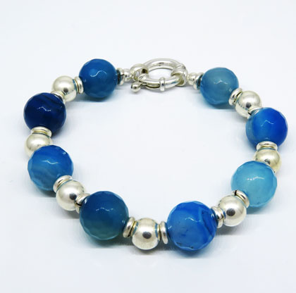 Pulsera con bolitas y piedras turquesa, cierre marinero