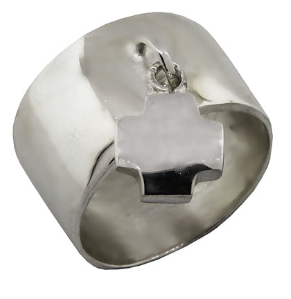 anillo ancho con cruz colgante