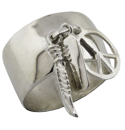 anillo ancho con dijes colgantes; pluma, barrita, simbolo de la paz 