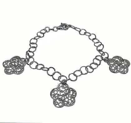 Pulsera eslabones redondos con 3 dijes flores caladas, blanca