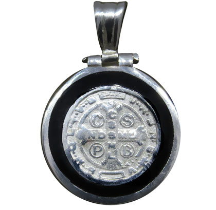Colgante san benito con esmalte negro, mediano. Diámetro 2 cm aprox