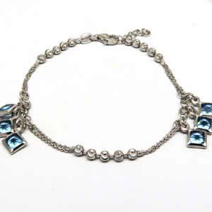 pulsera con bolitas facetadas y dijes piedra celeste