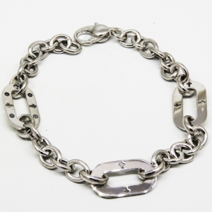 pulsera eslabones ovalados, con detalles de cruces