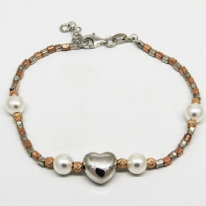 pulsera canutillos perlas, blanca y rosada, corazon en el centro