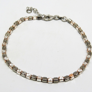 pulsera canutillos facetados con detalles rosados