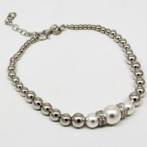 pulsera bolitas y perlas, con detalles de piedras