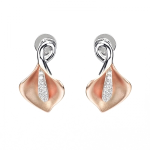 Par aros linea Premium, flor de Cala , rosada, con detalle de piedras, cierre mariposa