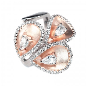 Anillo linea Premium, Petalos rosados y satinados por dentro, con piedras blancas