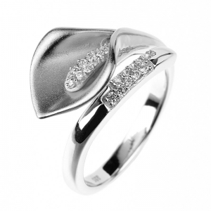 Anillo linea Premium flor de Cala, blanco con detalles de piedras