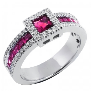 Anillo tipo solitario, Piedras carre color fucsia, y piedras blancas alrededor