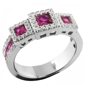 Anillo tipo solitario, triple piedra, carre color fucsia, y piedras blancas