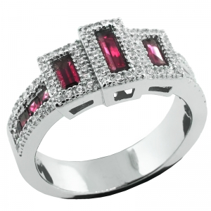 Anillo tipo solitario, triple piedra baguette fucsia, y piedras blancas