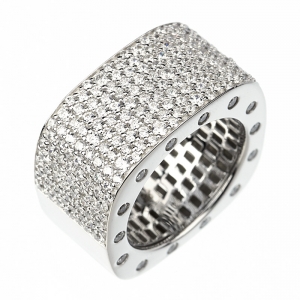 Anillo cuadrado, ancho, mitad pavee , piedras en sus costados