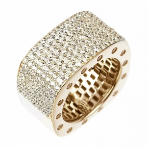 Anillo cuadrado, ancho, mitad pavee ,piedras en sus costados, amarillo