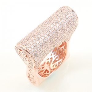 Anillo premium, alto, pavee, con piedras blancas, calado en sus costados, rosado