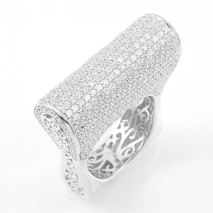 Anillo premium, alto, pavee, con piedras blancas, calado en sus costados, blanco
