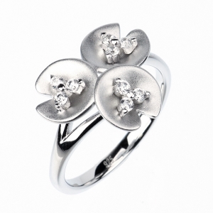 Anillo linea premium, triple flor, satinada, con piedras blancas