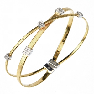 Pulsera linea premium, dos tiras de hilo retorcido, cruzadas, con apliques cuadrados pavee, amarilla.