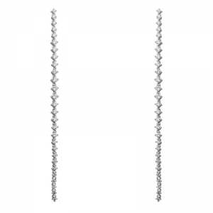Par de aros largos, piedras de distintas medidas, blancos. Largo : 10 cm aprox
