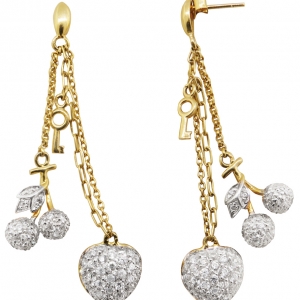 Par aros largos, cadenitas, corazones pavee, llave, dijes, amarillo