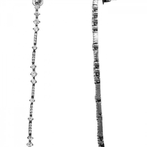 Par de aros largos, piedras redondas de distintas medidas, grifas, rodio negro. Largo : 10 cm aprox, linea premium