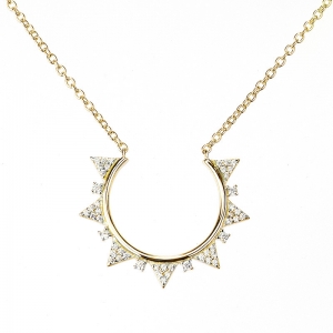 Conjunto Linea premium, semic&iacute;rculo con tri&aacute;ngulos de piedras blancas. color amarillo