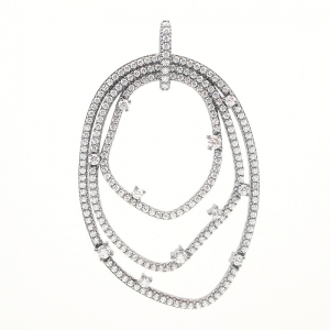 Colgante linea premium, ovalado, calado, piedras blancas