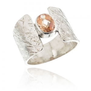 Anillo con piedra ovalada central color champagne