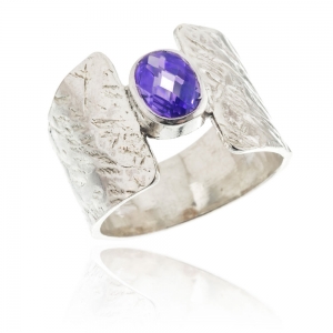 Anillo con piedra ovalada central color violeta