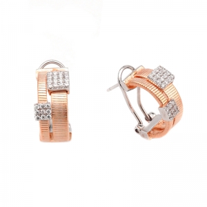 Par aros linea premium, rosados, doble hilo retorcido, con apliques cuadrados pavee. Cierre perno y clip