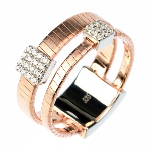 Anillo doble hilo retorcido, rosado, satinado, con dos apliques cuadrados pavee