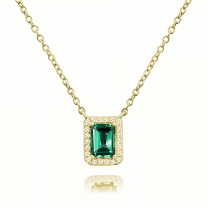 Conjunto con piedra baguette verde y blancas alrededor, amarillo